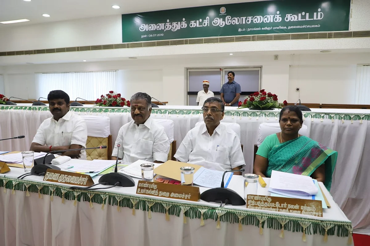 கூட்டத்தை நடத்திய பன்னீர்செல்வம், விஜயபாஸ்கர்