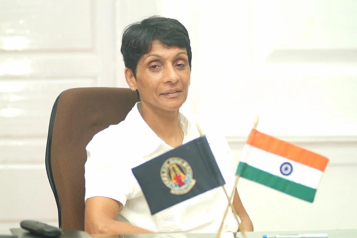 ``காவல்துறையில் உயர் பொறுப்பிலுள்ள ஆண்கள் எல்லோம் ஃபிட்டாக இருக்காங்களா?'' - கேள்வி எழுப்பும் லத்திகா சரண் #LifeStartsAt40 #நலம்நாற்பது