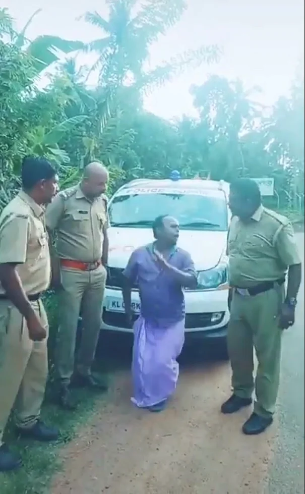 கைதியுடன் ஆட்டம்போடும் கேரள காவலர்கள்!- வைரலான டிக் டாக் வீடியோ
