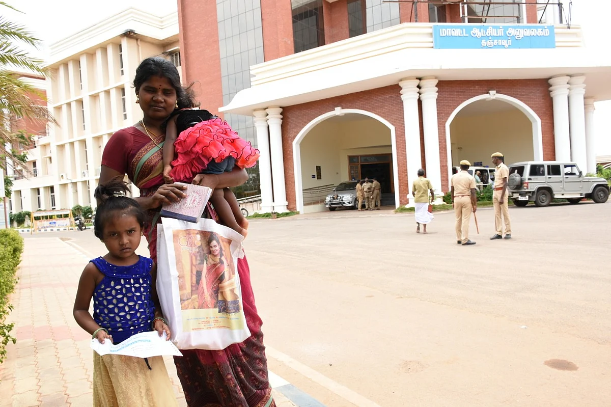 செந்தமிழ்ச்செல்வி தன் மகளுடன்