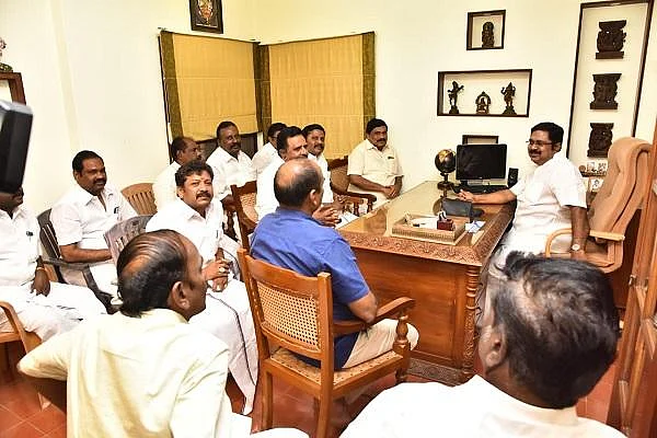 `தங்க தமிழ்ச்செல்வன் தினமும் ஒவ்வொரு மனநிலையுடன் இருப்பார்!' - டி.டி.வி தினகரன்