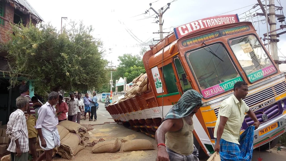 உள்வாங்கிய புதிய தார்ச்சாலை! - ரேஷன் பொருட்களுடன் புதைந்த லாரி #Shocking