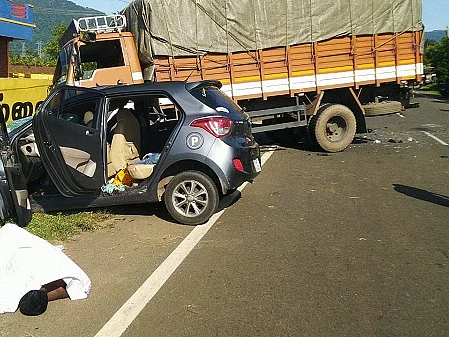 குற்றாலம் அருகே லாரி - கார் நேருக்கு நேர் மோதல்! - தனியார் நிறுவன அதிகாரிகள் 3 பேர் பலி