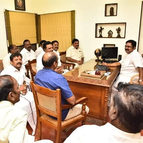 ``அவரே போயிடுவாரு கொஞ்சம் வெயிட் பண்ணுங்க!’ - தினகரனுக்குச் சுட்டிக் காட்டிய நிர்வாகிகள்