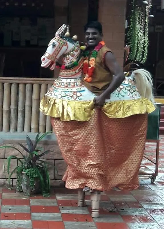 பொய்க்கால் குதிரை, கரகாட்டம்... மரபுக் கலை பயிற்சியளிக்கும் அரசுப் பள்ளி தலைமை ஆசிரியர்! #CelebrateGovtSchool