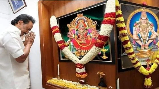 ஸ்டாலின், உதயநிதி சாமி கும்பிடும் புகைப்படம்