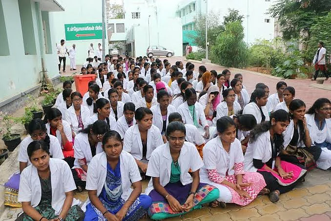 கல்லூரி மாணவர்கள்
