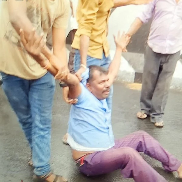 அண்ணா சாலையில் தறிகெட்டு ஓடிய அரசு பஸ் - டிரைவரை புரட்டி எடுத்த பொதுமக்கள்