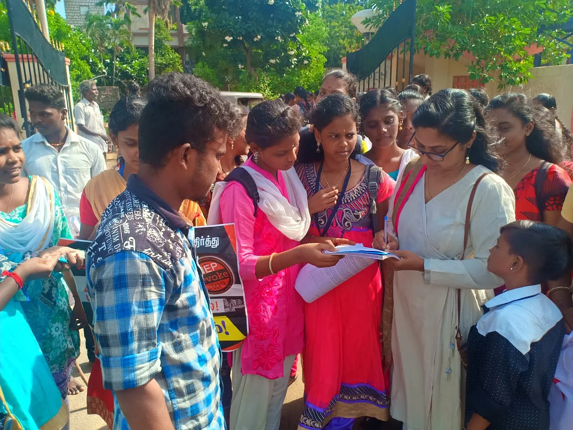 கையெழுத்து இயக்கம் நடத்தும் ரோகிணி
