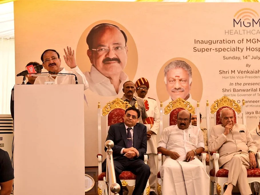 `அமைச்சரே, இங்கே கவனியுங்கள்!' - விஜயபாஸ்கரை அலர்ட் செய்த ஆளுநர் பன்வாரிலால்