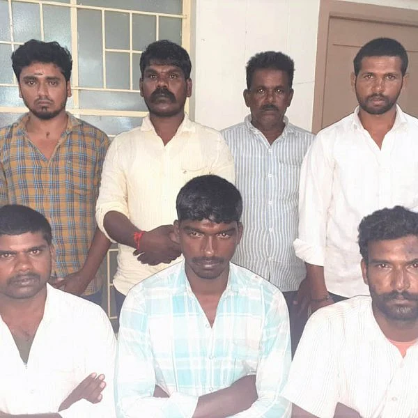 முரணான பதில்; காரில் இருந்த ஆயுதங்கள்! - ஆந்திர எல்லையில் சிக்கிய செம்மரம் வெட்டும் கும்பல்