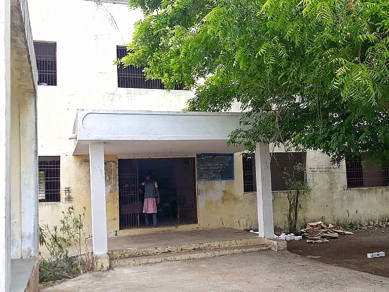 விருத்தாசலம் அருகே அரசுப் பள்ளியில் 22 லேப்டாப்புகள் திருட்டு! - முகமூடி கொள்ளையர்களைத் தேடும் போலீஸார்