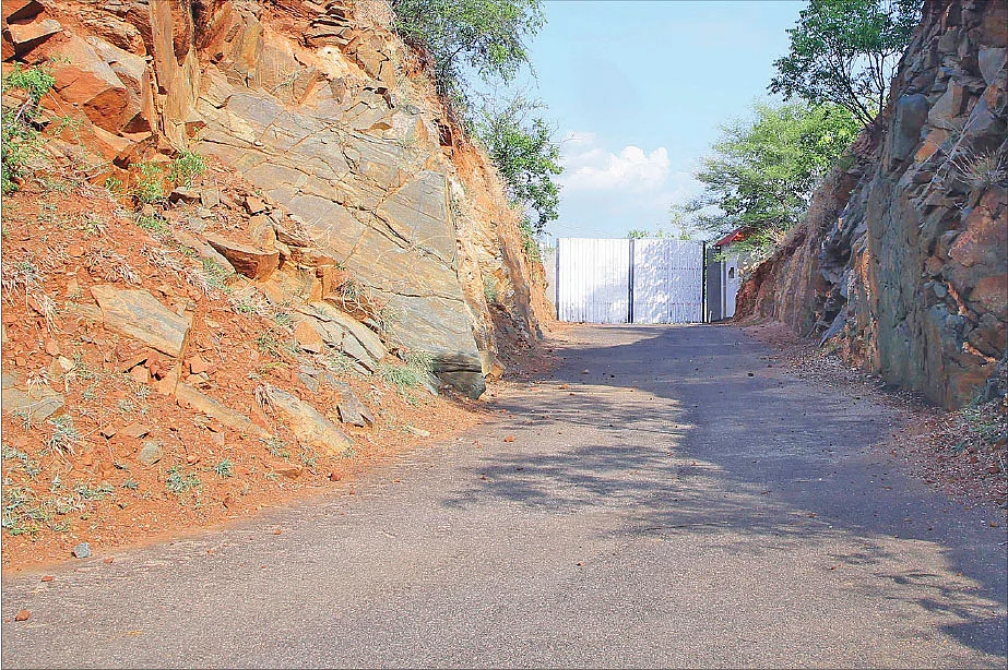 அந்த தார் சாலை