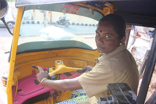 ஆட்டோ ஓட்டும் சத்தியபாமா
