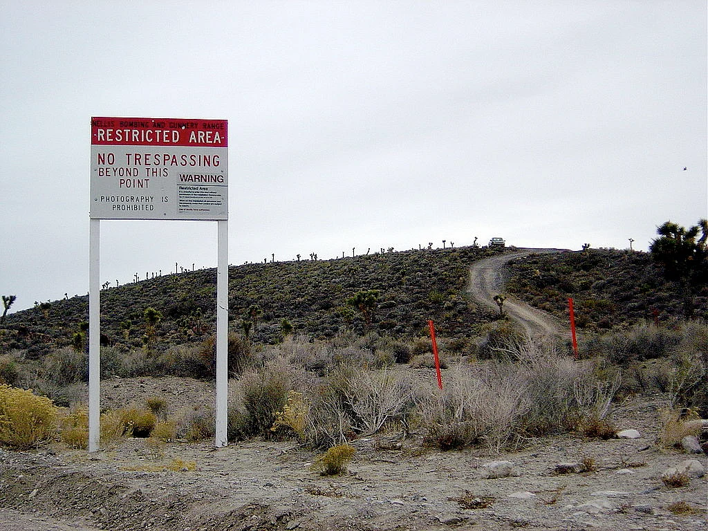 மர்மங்களின் இருப்பிடமா Area 51...?! 'உண்மை தெரிஞ்சாகணும்' எனத் துடிக்கும் சதிக் கோட்பாட்டாளர்கள்