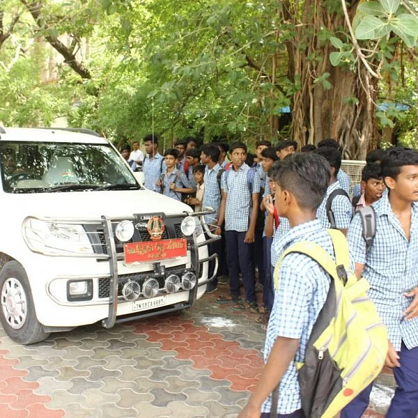 மதுரையில் இடிந்து விழுந்த பள்ளியின் பால்கனி - 3 மாணவர்கள் படுகாயம்!