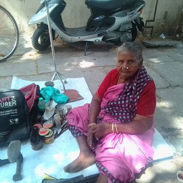 ''ஒரு வேளை சாப்பாட்டை மூணு வேளைக்கு சாப்பிட்டிருக்கேன்!" செருப்பு தைக்கும் ராணியம்மாவின் வேதனை