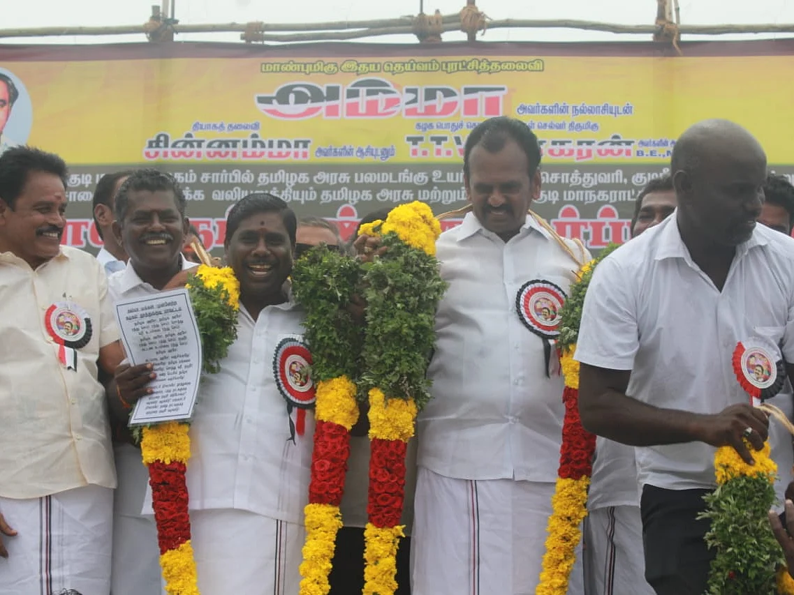 `நிர்வாகிகளுக்கு மாலை!' - கட்சி நிகழ்ச்சியான அ.ம.மு.க கண்டன ஆர்ப்பாட்டம்