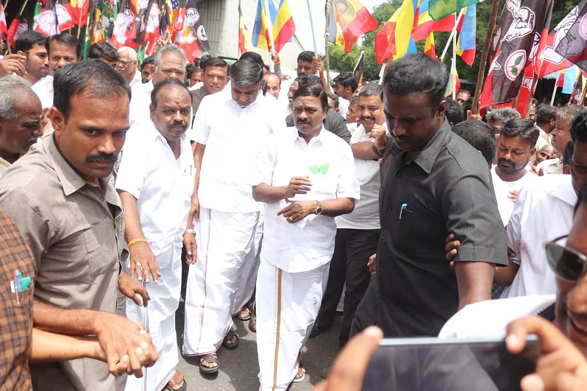 வேட்புமனு தாக்கலின் போது அமைச்சர் கே.சி.வீரமணியுடன் ஏ.சி.சண்முகம்