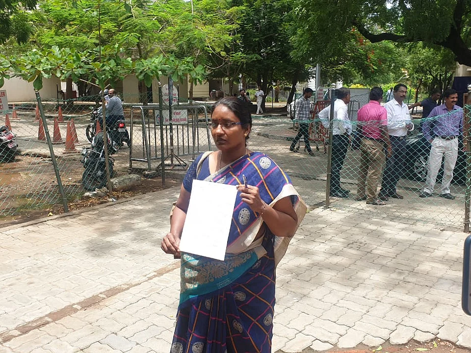 `100 சிம்கார்டுகள்... எமோஷனல் அட்டாக்..!' - மாணவியை மனைவியாக்கிய சென்னை பேராசிரியர் மீது நர்ஸ் புகார்