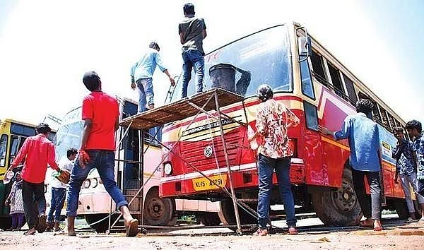 சென்னை ரூட்டுத் தலைகளே... கேரளாவில் `பஸ் டே'ன்னா இதுதான்!