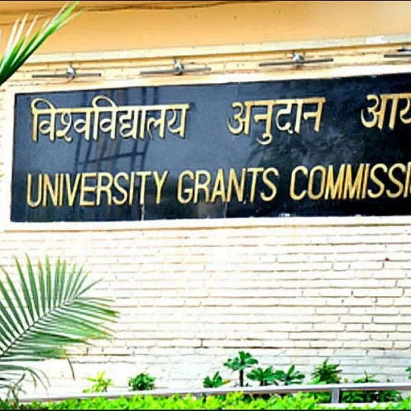 இந்தியாவில் அனைத்துக் கல்லூரிகளிலும் இந்தி கட்டாயம்! - சர்ச்சையான யு.ஜி.சி சுற்றறிக்கை