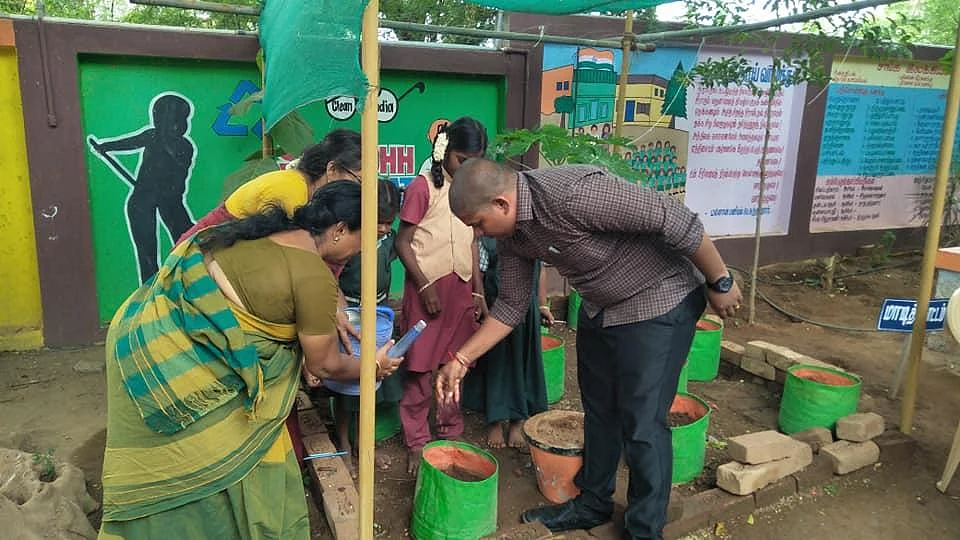 ``மரம் வளர்ப்பை ஊக்குவிக்க விதை பென்சில்!” - கரூரில் அரசுப் பள்ளியில் அசத்தல் முயற்சி