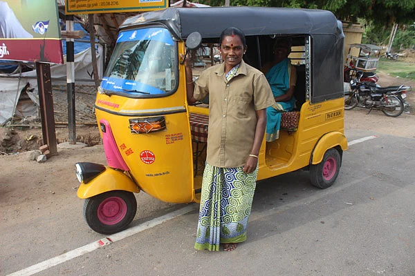 ஆட்டோ ஓட்டும் சத்தியபாமா
