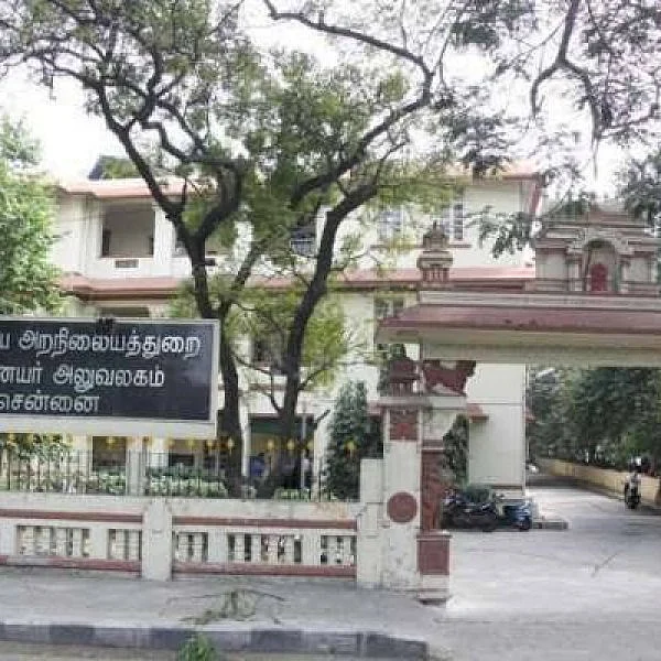 குளியலறையில் பென் கேமரா; அதிர்ந்த பெண் அதிகாரி... சிக்கிய இணை இயக்குநர்