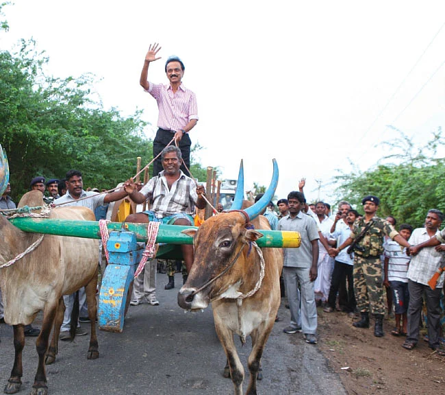ஸ்டாலினை ஓ.எம்.ஜி குரூப் இயக்குகிறதா? - சர்ச்சையைக் கிளப்பிய மாஃபா பாண்டியராஜன்