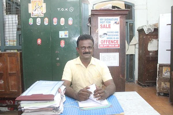 ``5 மரக்கன்றுகள் நட்டால், ஒரே நாளில் பட்டா!" - அசத்தும் கரூர் மண்டல துணை வட்டாட்சியர்