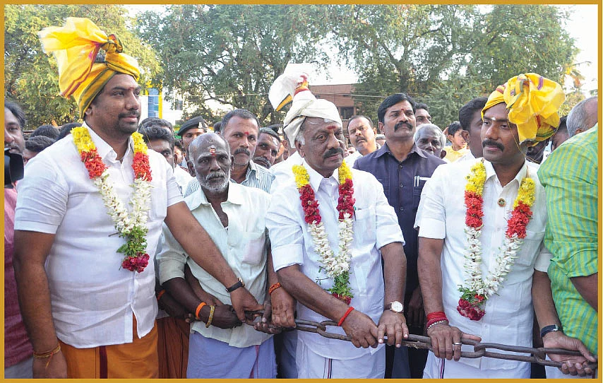 இரண்டு மகன்களுடன் ஓ.பி.எஸ்.