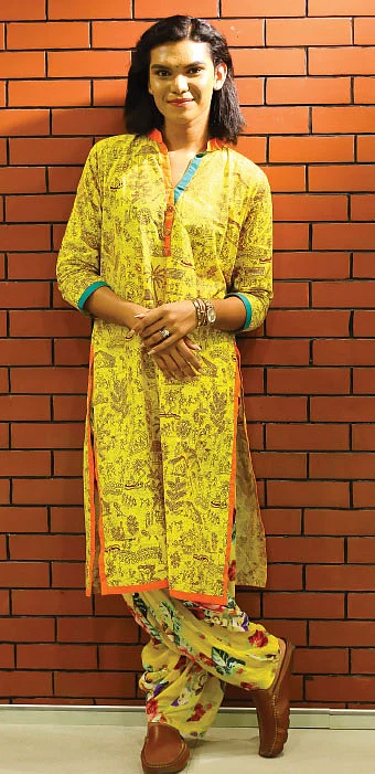 மனுஷி: என் மனசு சொல்றதைக் கேட்டு சந்தோஷமா வாழ்கிறேன்! - திருநங்கை ஷாக்ஷி