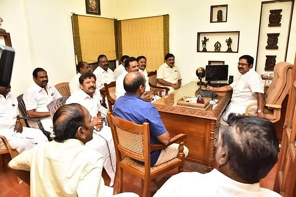 `சசிகலாவுக்கும் தினகரனுக்கும் என்ன பிரச்னை?!' - எடப்பாடியிடம் பட்டியல் கொடுத்த `கார்டன்' தோழி