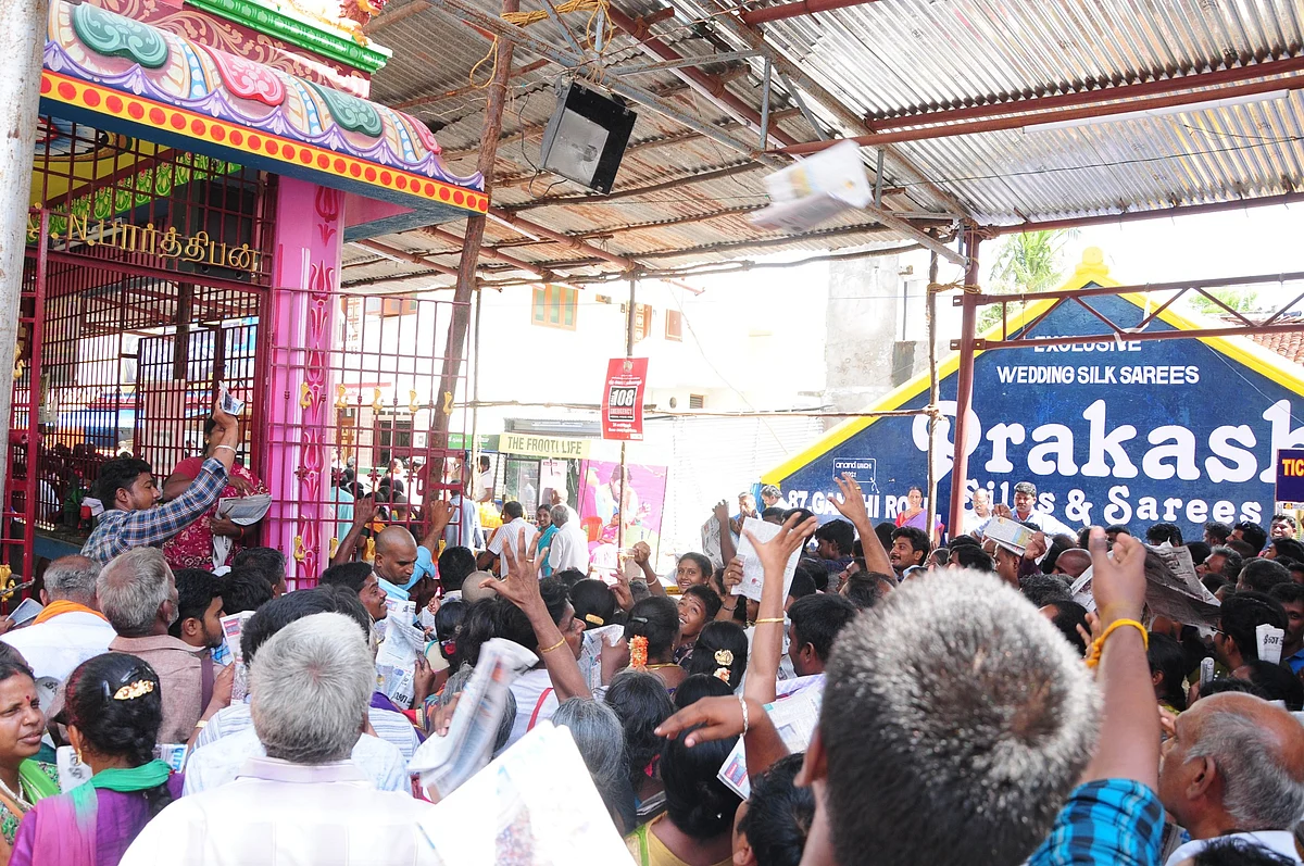 அத்திவரதர் வைபவத்தில் மக்கள் கூட்டம்!
