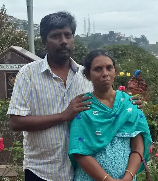தனது மனைவி ஷோபனாவுடன் மருத்துவர் ரமேஷ்.