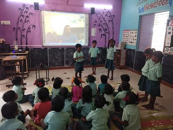 `தமிழில் தேசிய கீதம்!' - அரசுப் பள்ளி ஆசிரியையின் புதிய முயற்சி