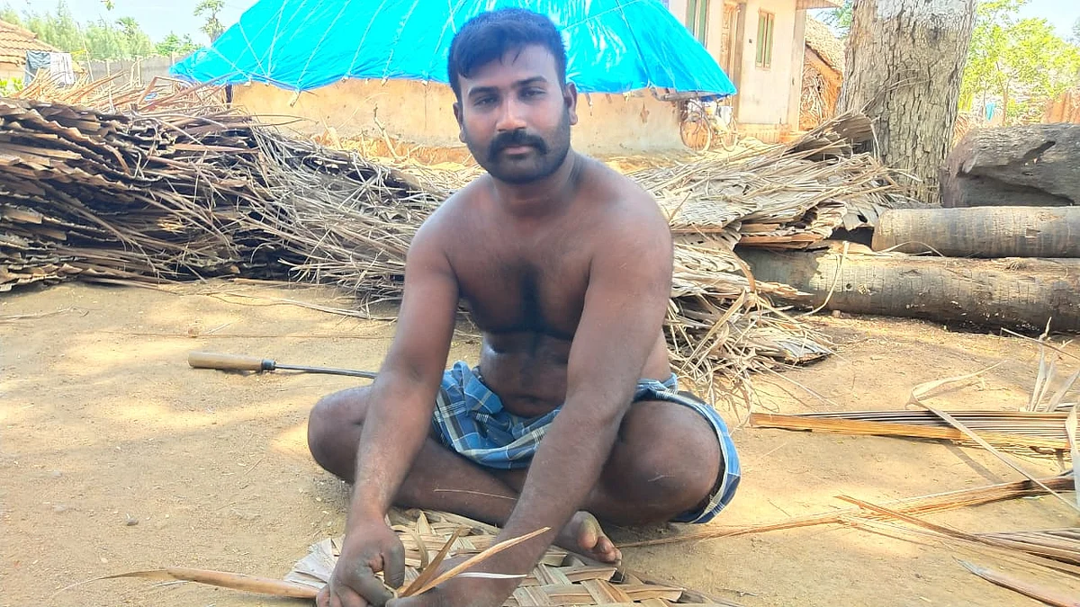 தென்னங்கீற்று முடையும் தொழிலாளி நாகராஜன்