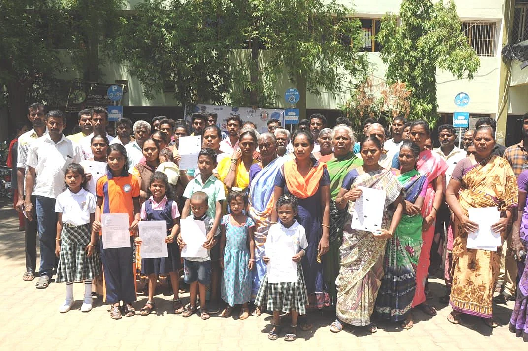 மனு அளிக்க வந்த பொதுமக்கள்