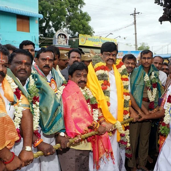 `செய்தியாளர்கள் யாரையும் காணோம்!' - ஆளுங்கட்சி சேனல் கேமராவை உடைத்த அமைச்சர்?