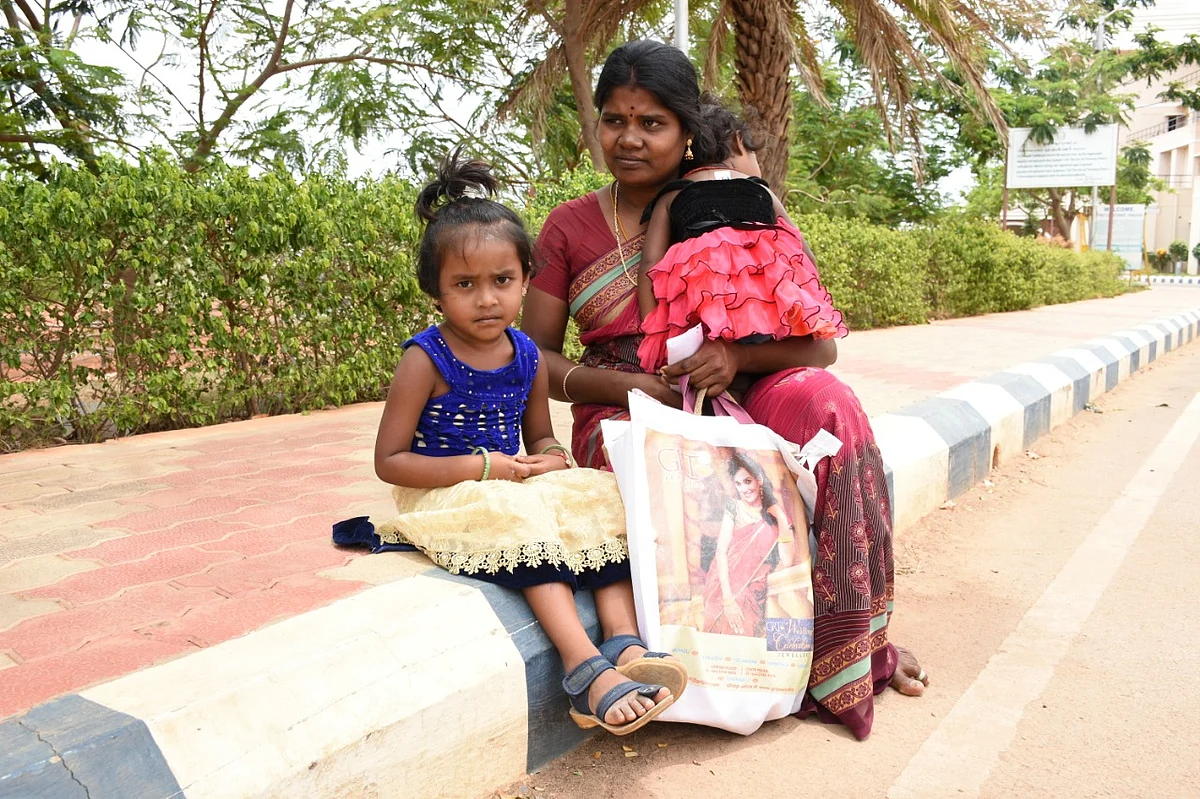செந்தமிழ்செல்வி தன் மகளுடன்