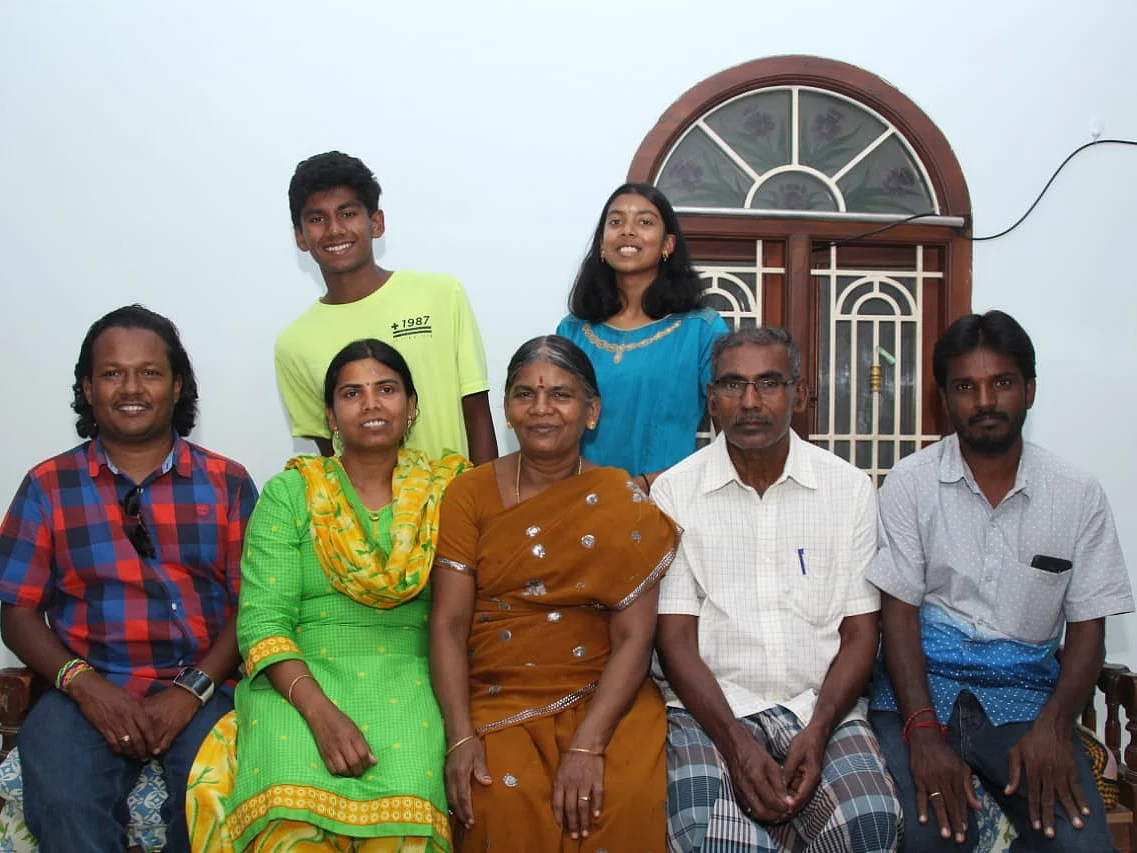 17 வயதில் 4 பட்டம், 13 வயதில் 3 இணை பட்டம் - அசத்தும் அமெரிக்க வாழ் தமிழ் குழந்தைகள்!