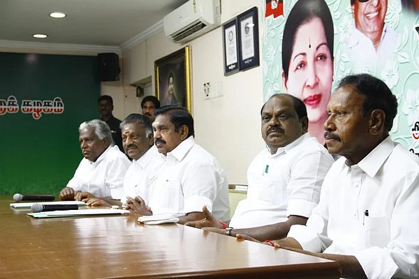 அ.தி.மு.க நிர்வாகிகள் கூட்டம்