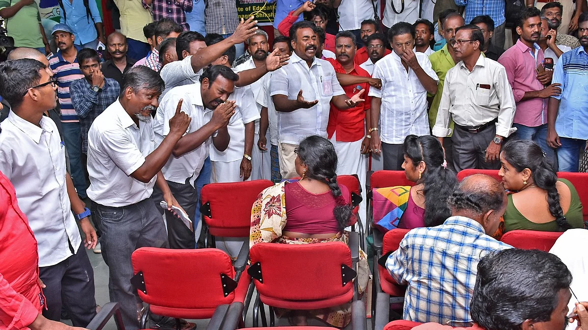 புதிய கல்விக் கொள்கைக்கான கூட்டத்தில் தர்ணா