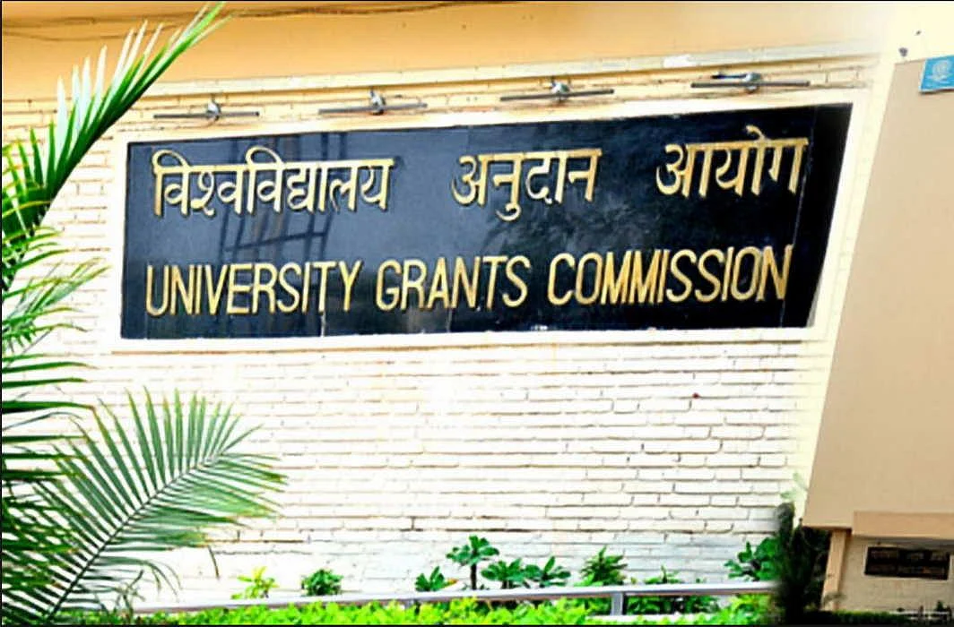 இந்தியாவில் அனைத்துக் கல்லூரிகளிலும் இந்தி கட்டாயம்! - சர்ச்சையான யு.ஜி.சி சுற்றறிக்கை