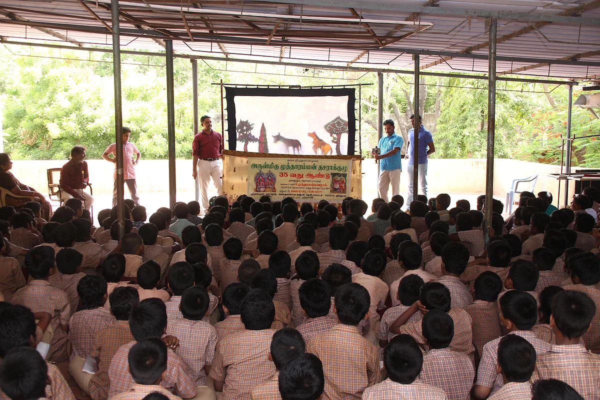 தோல்பாவைக் கூத்து ரசிக்கும் மாணவர்கள்.