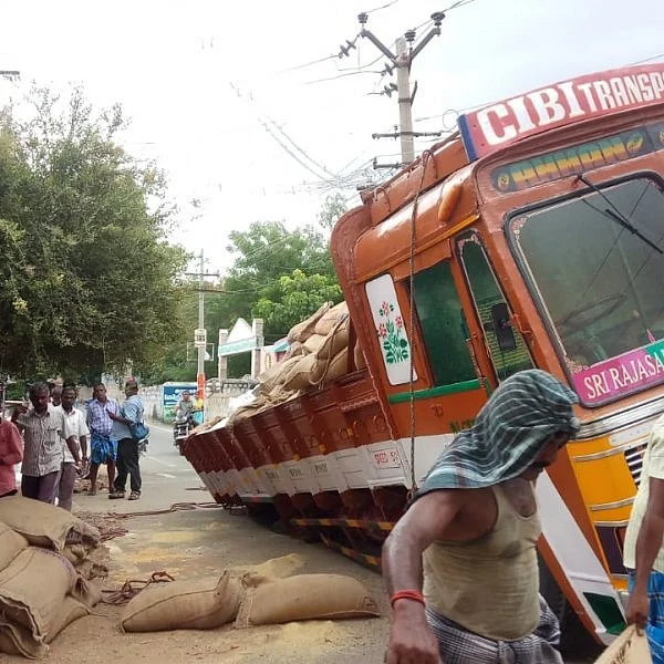 உள்வாங்கிய புதிய தார்ச்சாலை! - ரேஷன் பொருட்களுடன் புதைந்த லாரி #Shocking