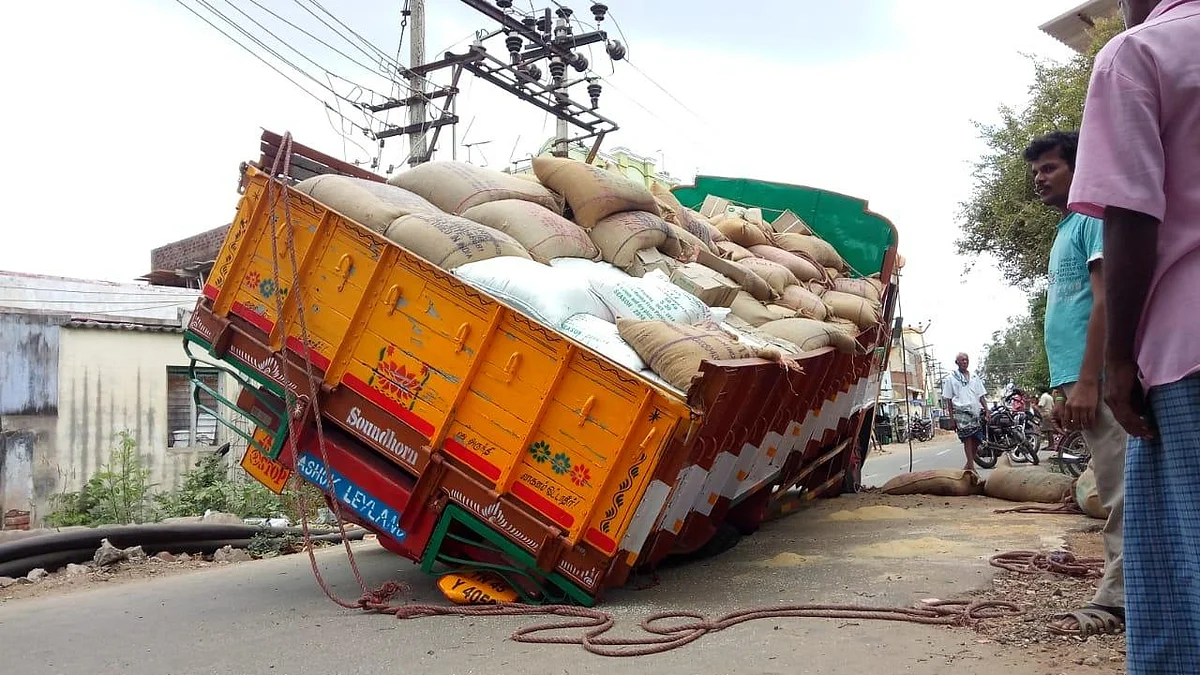உள்வாங்கிய புதிய தார்ச்சாலை! - ரேஷன் பொருட்களுடன் புதைந்த லாரி #Shocking