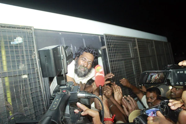 வேனில் கொண்டு செல்லப்பட்ட முகிலன்
