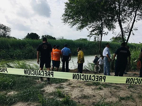 இறந்த தந்தையின் சட்டைக்குள் 2 வயது மகள் சடலம்! - உலகை உலுக்கிய புகைப்படம்